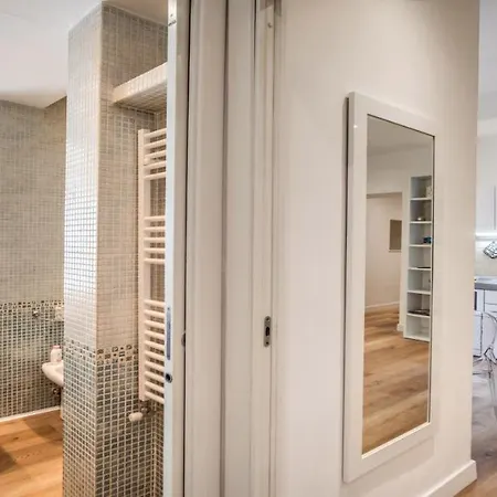 Deluxe One Bedroom Apartment, Perfect Location, Air Cond Apartment