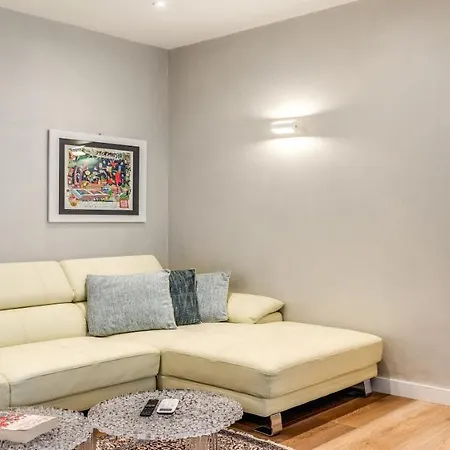 Deluxe One Bedroom Apartment, Perfect Location, Air Cond Apartment