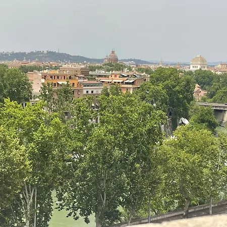 Deluxe One Bedroom Apartment, Perfect Location, Air Cond * Rome