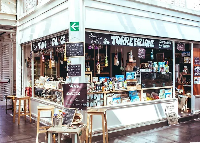 Deluxe One Bedroom Apartment, Perfect Location, Air Cond *