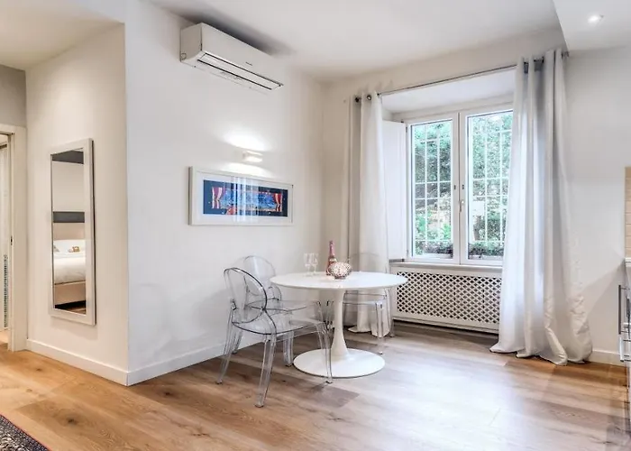 Deluxe One Bedroom Apartment, Perfect Location, Air Cond