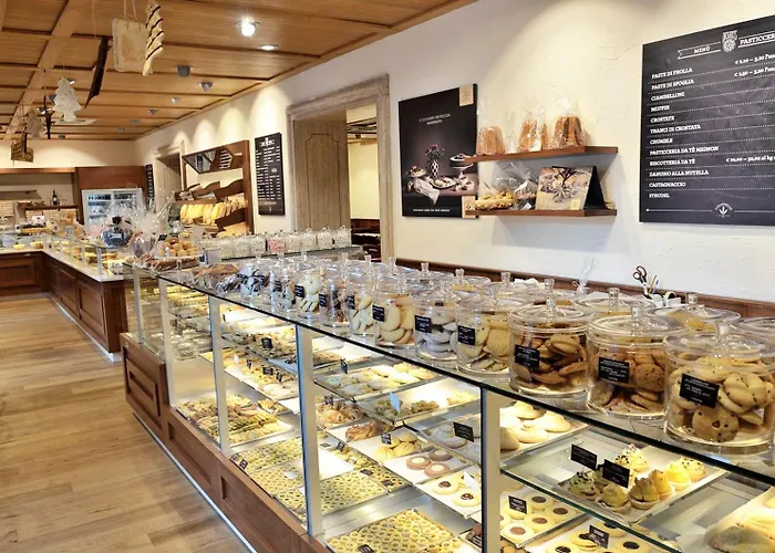 Deluxe One Bedroom Apartment, Perfect Location, Air Cond *